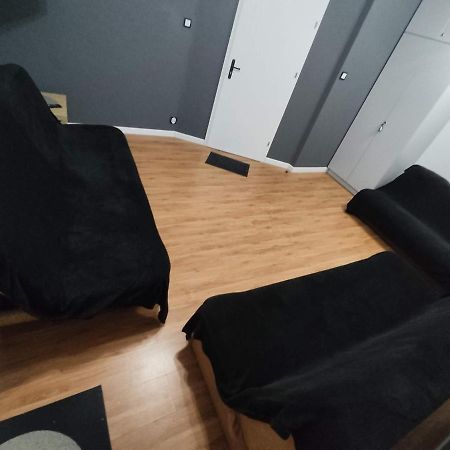 3030 Jana Spychalskiego 32 - Tanie Pokoje W Apartamencie - Samodzielne Zameldowanie - Self Check In Poznań Kültér fotó
