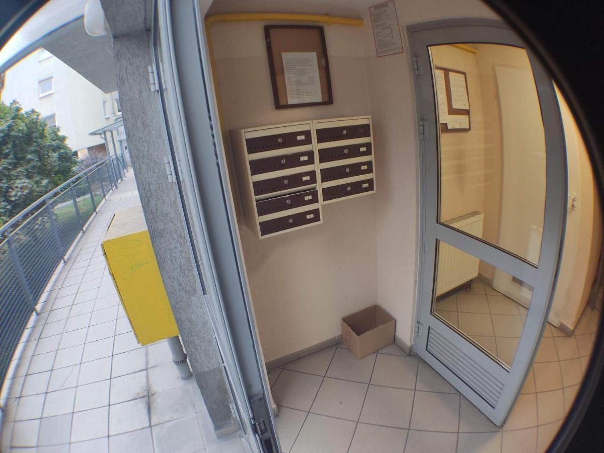 3030 Jana Spychalskiego 32 - Tanie Pokoje W Apartamencie - Samodzielne Zameldowanie - Self Check In Poznań Kültér fotó